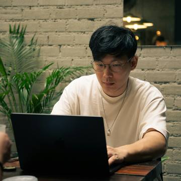 Wei, Mandarin-speaking caregiver using KINARE AI to navigate US elder care benefits